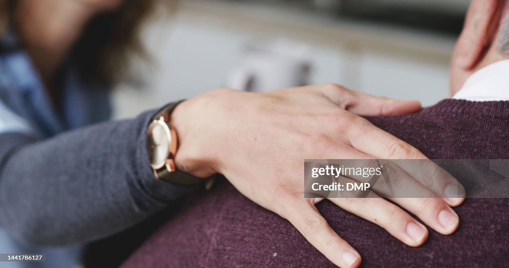 Hand, Empathie und Unterstützung Beratung Mann im Pflegeheim in Trauer mit Krebsdiagnose Nahaufnahme. Beratung, Arzt und älterer Patient im Seniorenheim traurig und deprimiert mit Gesundheitsupdate.