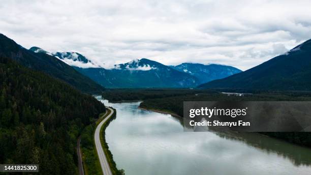 skeena river, fluss in british columbia, kanada - prince george canada stock-fotos und bilder