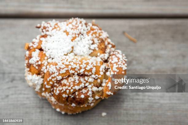 freshly baked traditional swedish cinnamon bun (kanelbullar) - pan dulce fotografías e imágenes de stock