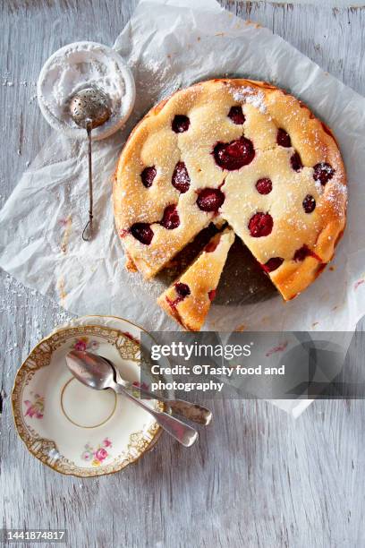 cottage cheese and garden strawberry pudding - cheesecake stock-fotos und bilder