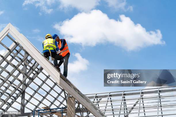 roofer workers install new roofs - building roof repair stock pictures, royalty-free photos & images