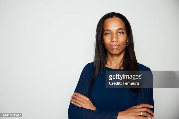 portrait d’une femme d’affaires afro-américaine confiante et attrayante - cheveux lisses photos et images de collection