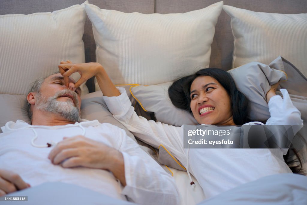 La pareja está durmiendo en el dormitorio.