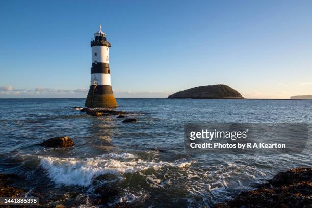 trwyn du lighthouse at penmon point, anglesey, north wales - irish sea stock-fotos und bilder