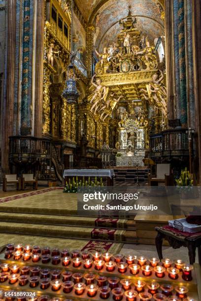 votive candles in santiago de compostela cathedral - santiago de compostela - fotografias e filmes do acervo