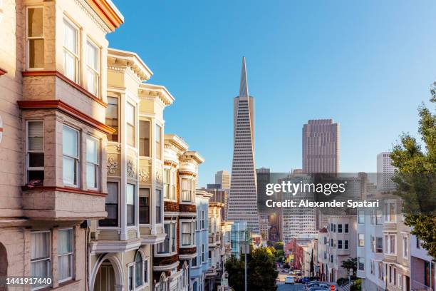 residential houses and skyscrapers of san francisco financial district, california, usa - san francisco photos et images de collection