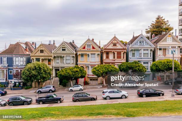 painted ladies houses at alamo square, san francisco, california, usa - san francisco californië stockfoto's en -beelden