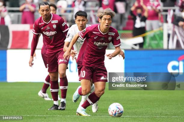 Yuya Osako of Vissel Kobe controls the ball during the J.LEAGUE Meiji Yasuda J1 34th Sec. Match between Vissel Kobe and Yokohama F･Marinos at NOEVIR...