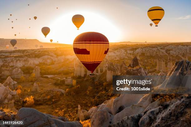 montgolfières à love valley en cappadoce - paysage panoramique photos et images de collection