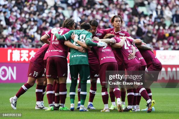 Players of Vissel Kobe huddle during the J.LEAGUE Meiji Yasuda J1 34th Sec. Match between Vissel Kobe and Yokohama F･Marinos at NOEVIR Stadium Kobe...