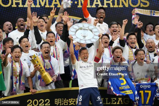 Players of Yokohama F.Marinos celebrate the victory as captain Takuya Kida lifts the trophy following the J.LEAGUE Meiji Yasuda J1 34th Sec. Match...