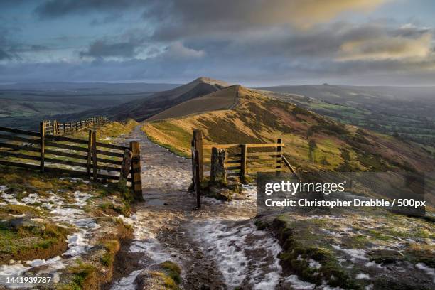 the great ridge at dawn in winter,castleton,hope valley,united kingdom,uk - mam tor stock-fotos und bilder