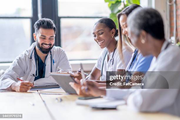 medical team riunioni - asian male smiling foto e immagini stock