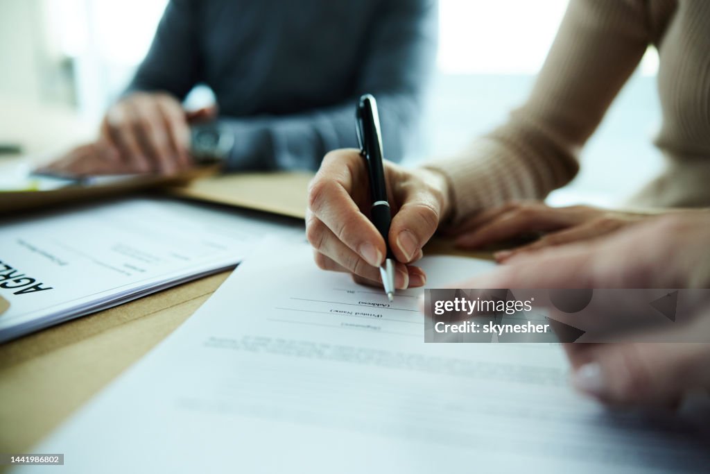 ¡Firmando un contrato!
