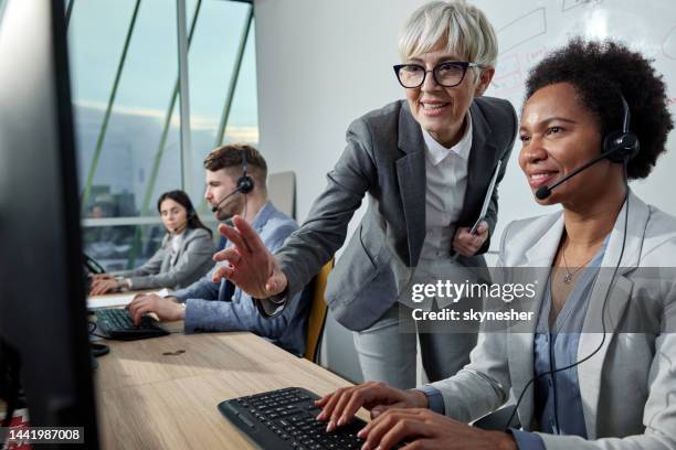 assistance in a call center! - service management stockfoto's en -beelden