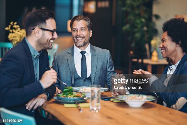 geschäftsleute essen zusammen - business dinner meeting stock-fotos und bilder