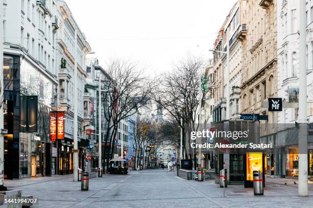 mariahilfer strasse shopping street in vienna, austria - zone piétonnière photos et images de collection