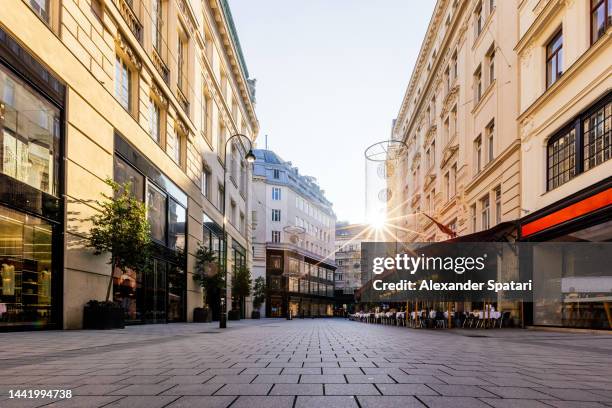 morning in vienna old town, austria - pedestrian zone 個照片及圖片檔