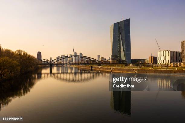 ecb building and frankfurt skyline at twilight (frankfurt/ main, germany) - hesse stock-fotos und bilder