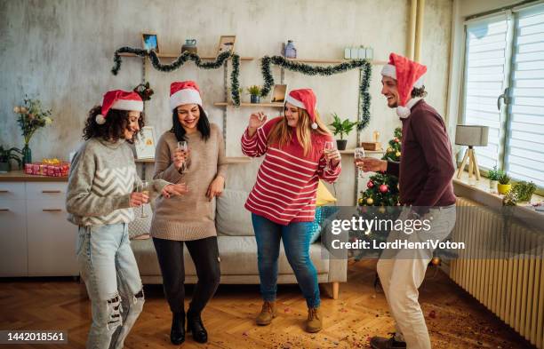 friends dancing during new year's party at home - fat woman dancing stockfoto's en -beelden