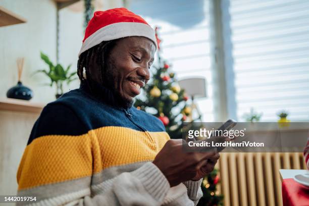 man sending christmas wishes - chat noel stockfoto's en -beelden