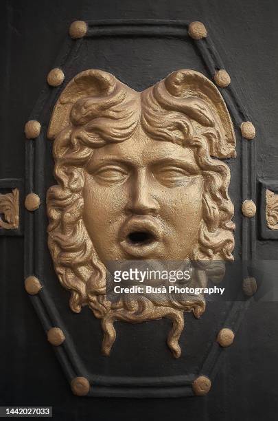 bas relief of anthropomorphic face on guard booths by entrance door of capitania general d'espanya building in passeig de colom, 14, 08002 in barcelona, spain - medusa 個照片及圖片檔