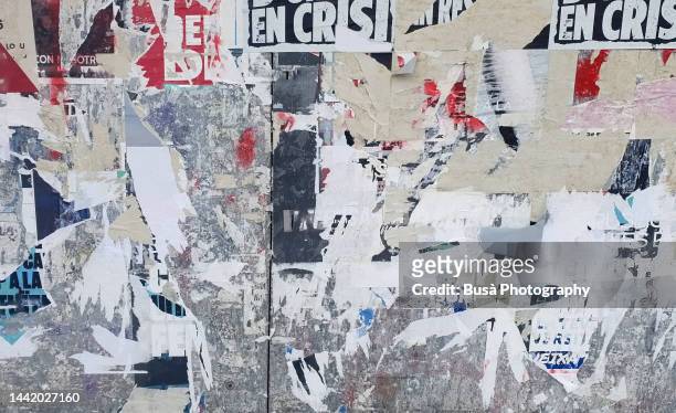 scratched layers of posters and placards on a street wall - propaganda 個照片及圖片檔