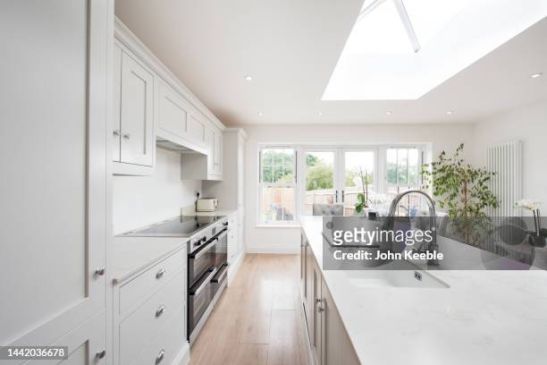 property interiors - domestic kitchen fotografías e imágenes de stock