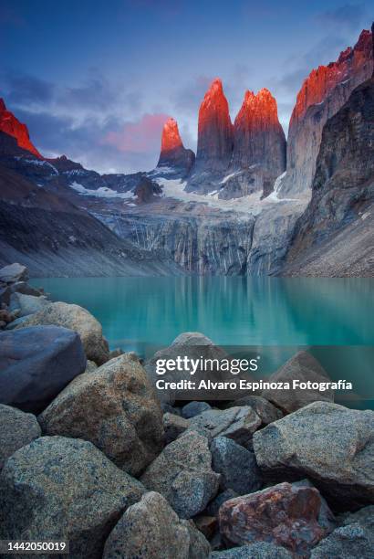 torres del paine and base lagoon at dawn - parque nacional de torres del paine fotografías e imágenes de stock
