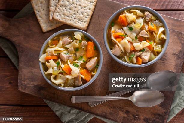 sopa de fideos de pollo - sopa de pollo con fideos fotografías e imágenes de stock