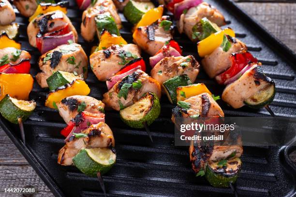 grilled kebab - chicken skewers stockfoto's en -beelden