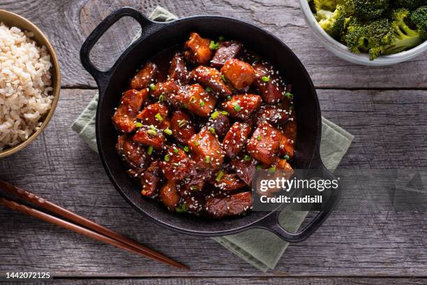 sesam-hühnchen - angebraten stock-fotos und bilder