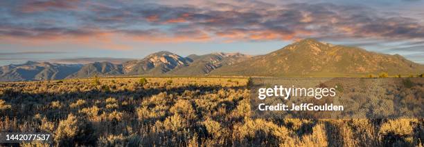 montañas sangre de cristo al atardecer - taos fotografías e imágenes de stock