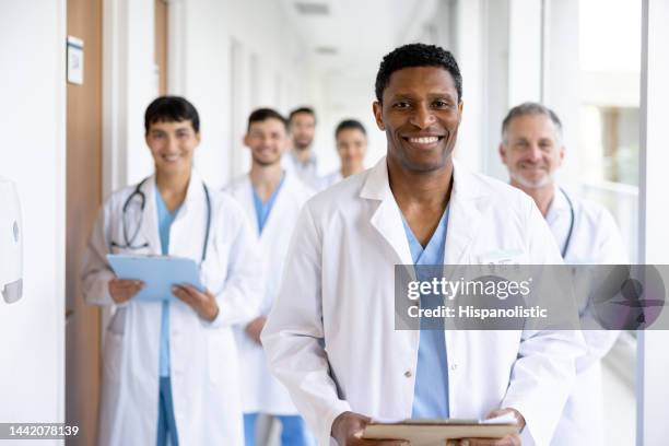 físico asistente guiando a un grupo de médicos residentes en el hospital - civilian fotografías e imágenes de stock