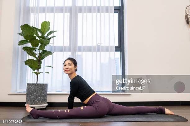 young yoga teacher - 垂直構圖 stockfoto's en -beelden