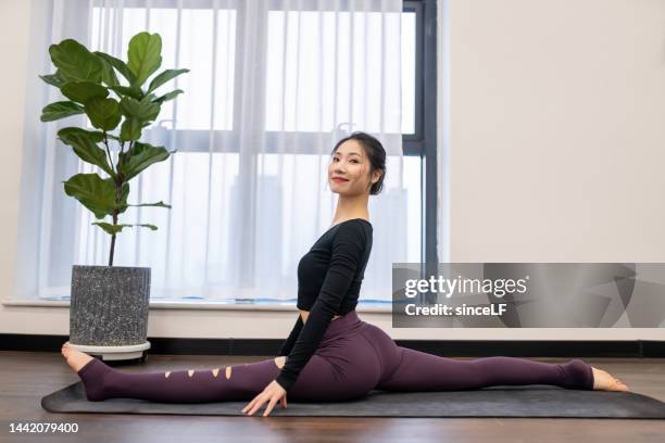 young yoga teacher - 垂直構圖 stockfoto's en -beelden