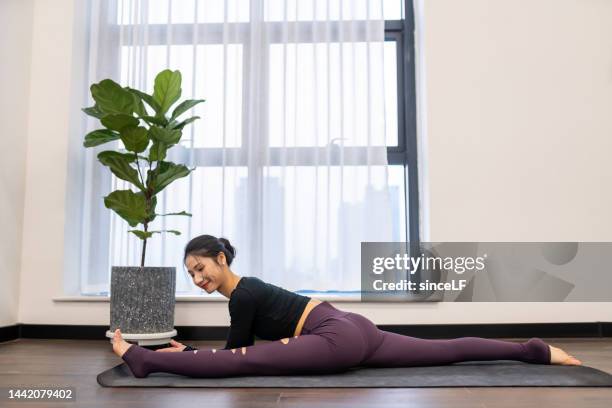 junge yogalehrerin - 垂直構圖 stock-fotos und bilder