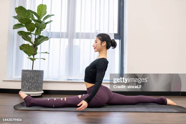 joven profesora de yoga - 垂直構圖 fotografías e imágenes de stock