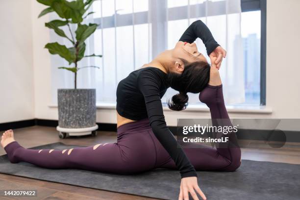 young yoga teacher - 垂直構圖 stockfoto's en -beelden