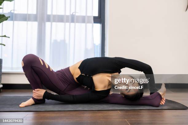 young yoga teacher - 垂直構圖 stockfoto's en -beelden