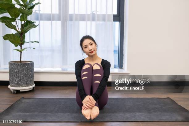 young yoga teacher - 垂直構圖 stockfoto's en -beelden