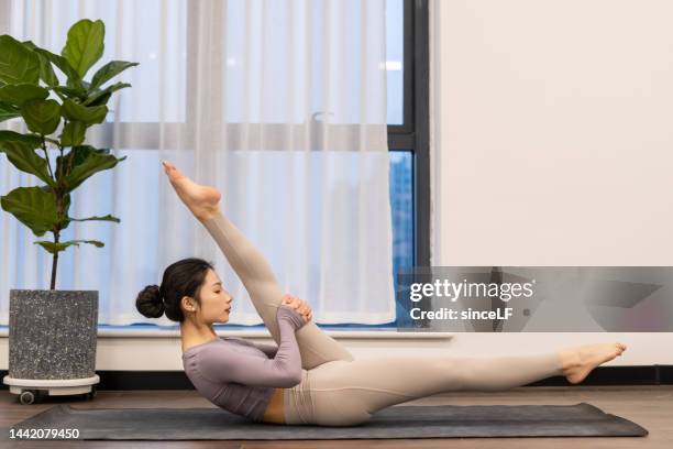 young yoga teacher - 垂直構圖 stockfoto's en -beelden