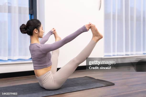 joven profesora de yoga - 垂直構圖 fotografías e imágenes de stock