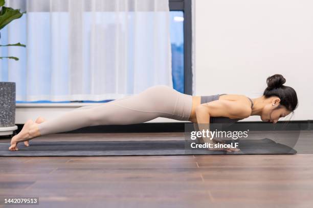 young yoga teacher - 垂直構圖 stockfoto's en -beelden