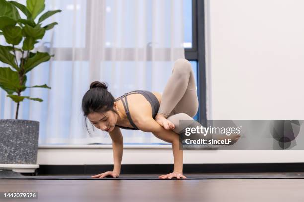 joven profesora de yoga - 垂直構圖 fotografías e imágenes de stock