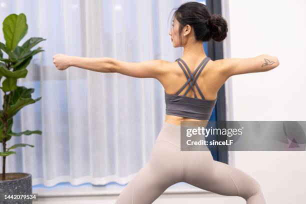 joven profesora de yoga - 垂直構圖 fotografías e imágenes de stock