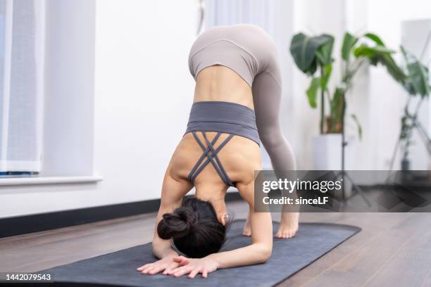 joven profesora de yoga - 垂直構圖 fotografías e imágenes de stock