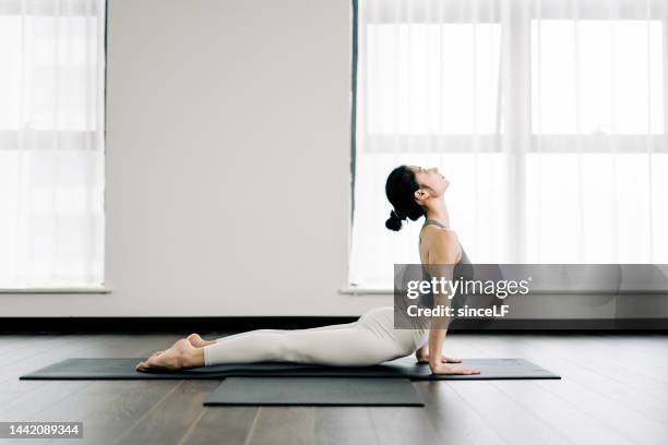 joven profesora de yoga - 垂直構圖 fotografías e imágenes de stock