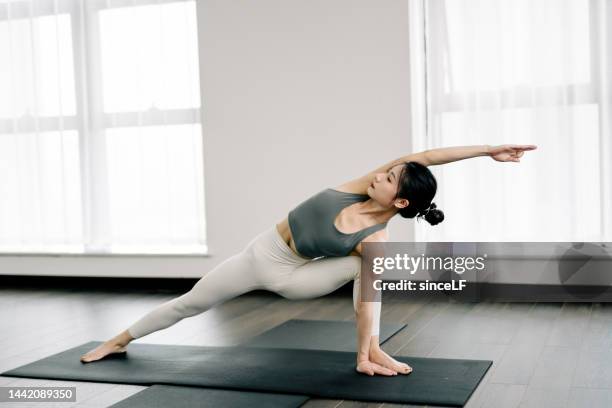 young yoga teacher - 垂直構圖 stockfoto's en -beelden