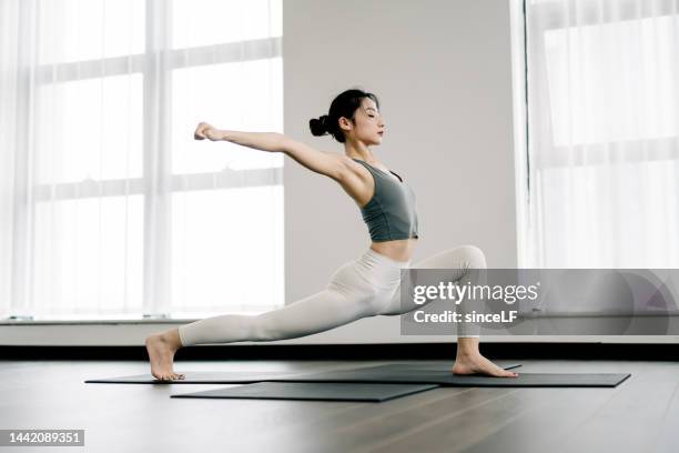 young yoga teacher - 垂直構圖 stockfoto's en -beelden